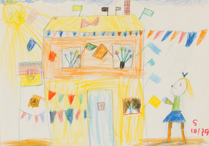 Archiv-Bild „DDR-Feiertag, Haus mit Fahnen geschmückt“