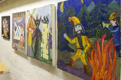 Fotos von Kinderkunst-Arbeiten in einer Ausstellung