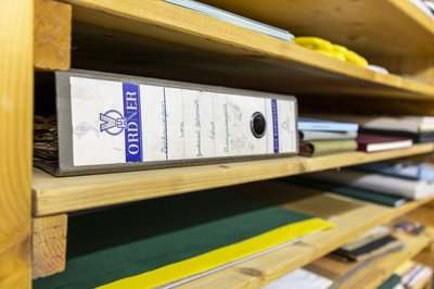 Foto von Archivalen im Regal