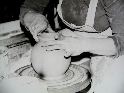 Archiv-Bild „An der Töpferscheibe“